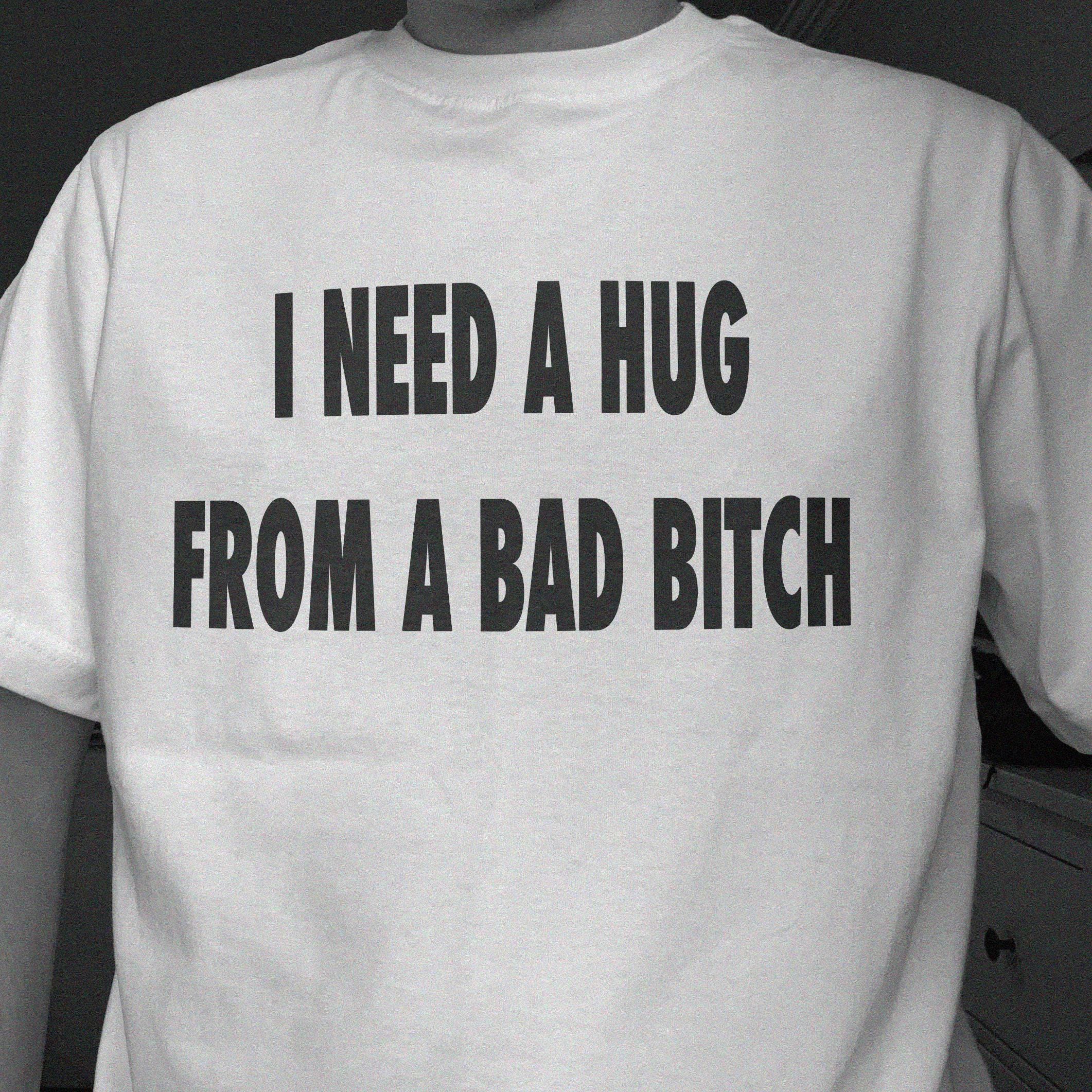 Necesito un abrazo de una perra mala camiseta