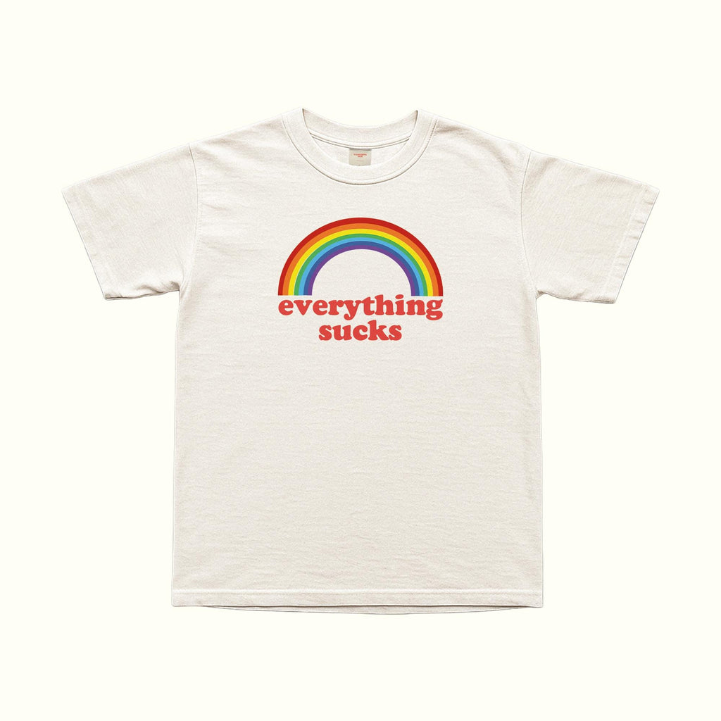 Weißes Everything Sucks T‑Shirt mit Regenbogen-Print