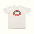 Weißes Everything Sucks T‑Shirt mit Regenbogen-Print