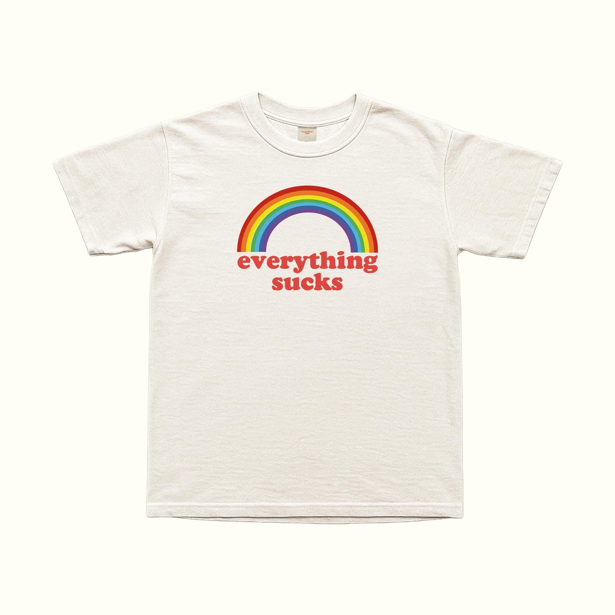 Weißes Everything Sucks T‑Shirt mit Regenbogen-Print